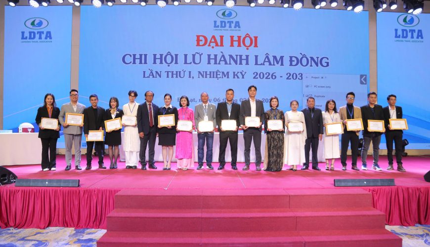 ĐÔI CÁNH VIỆT TRAVEL VINH DỰ ĐÓN NHẬN BẰNG KHEN.