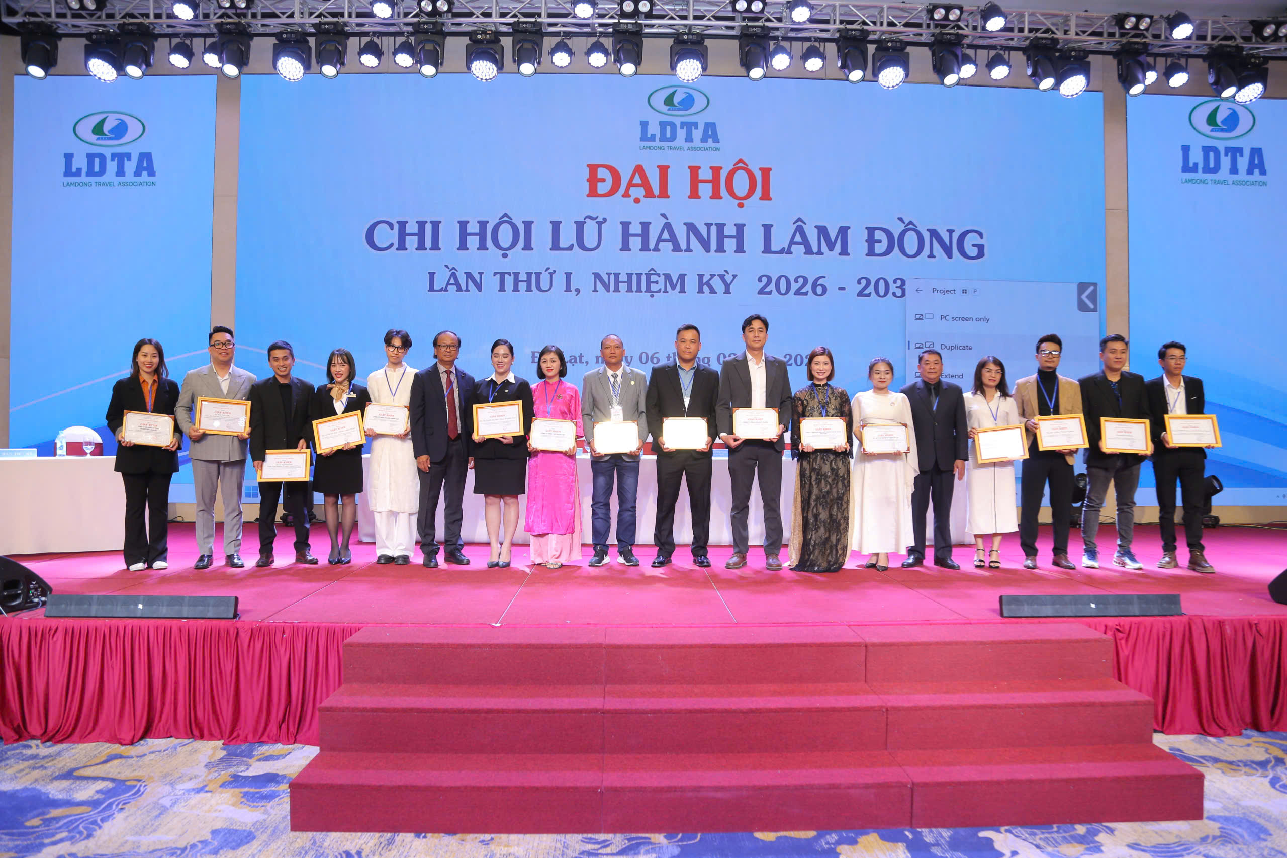 ĐÔI CÁNH VIỆT TRAVEL VINH DỰ ĐÓN NHẬN BẰNG KHEN.